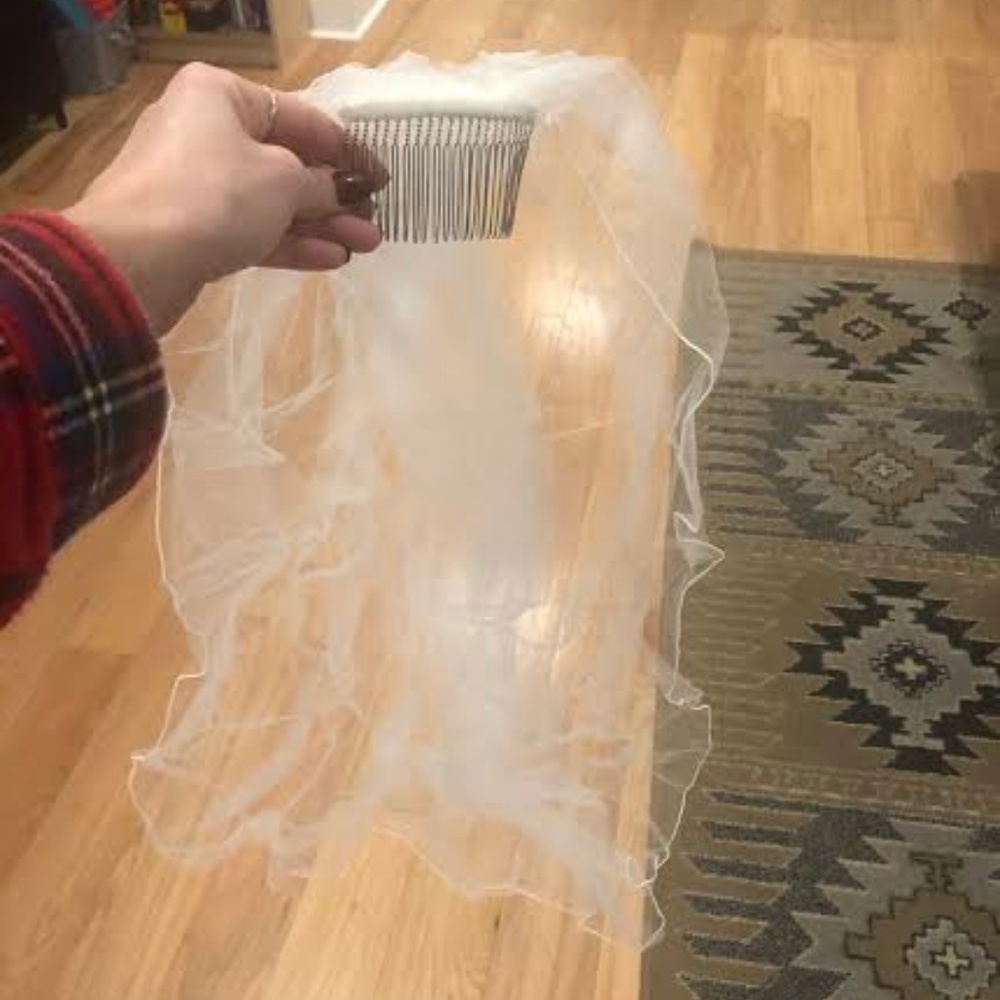 Tulle Fingertip One Tier Veil with Pencil Edge